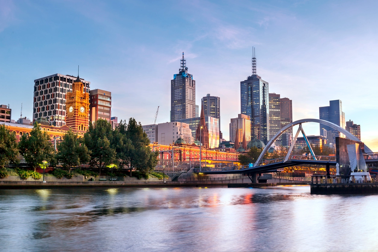 Melbourne CBD skyline at dusk reflecting in the Yarra River — Flinders Street Station and Eureka Tower